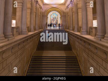 Femme sur Grand escalier au Metropolitan Museum of Art, New York, États-Unis Banque D'Images