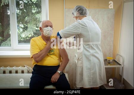 Tambov, Russie. 10 septembre 2021. Un travailleur de la santé administre une dose du vaccin Spoutnik V COVID-19 à un homme de la polyclinique municipale 3 de Tambov. Le Vice-Premier Ministre du gouvernement russe, Tatyana Golikova, a déclaré que 46,500,000 Russes ont été vaccinés avec un composant du vaccin russe contre une nouvelle infection à coronavirus et que 39,800,000 personnes ont été vaccinées avec deux composants du vaccin. (Photo de Lev Vlasov/SOPA Images/Sipa USA) crédit: SIPA USA/Alay Live News Banque D'Images