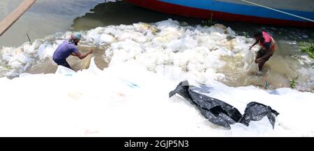 Non exclusif: DHAKA CITY, BANGLADESH - 10 SEPTEMBRE 2021: Un homme collecte le polythène et de traitement à l'intérieur de la route dans le fleuve Buriganga.travailleurs de Kamran Banque D'Images