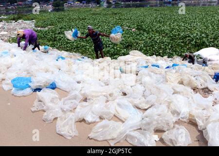 Non exclusif: DHAKA CITY, BANGLADESH - 10 SEPTEMBRE 2021: Un homme collecte le polythène et de traitement à l'intérieur de la route dans le fleuve Buriganga.travailleurs de Kamran Banque D'Images