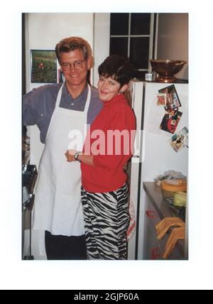 Couple dans un appartement NYC Galley Kitchen, Etats-Unis, années 1990 Banque D'Images