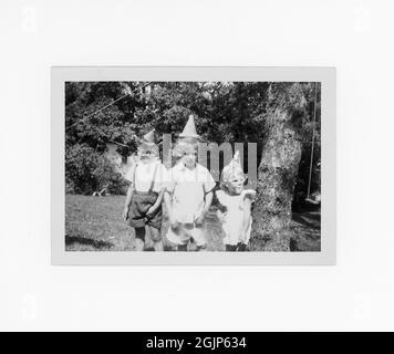 Trois enfants lors d'une fête d'anniversaire en plein air, 1954, États-Unis Banque D'Images