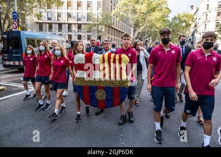 Barcelone, Espagne. 11 septembre 2021. Joan Laporta, présidente du Barcelona Soccer Club est vu lors de l'offrande de fleurs au monument Rafael de Casanovas.la Catalogne célèbre la traditionnelle Diada de Catalunya 2021 avec une couronne à Rafael de Casanova à Barcelone, le premier acte d'une journée pleine de manifestes de lecture, rassemblements et manifestations publiques. Crédit : SOPA Images Limited/Alamy Live News Banque D'Images