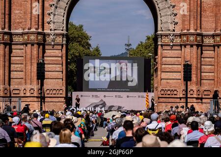 Barcelone, Espagne. 11 septembre 2021. L'ancien président de Sinn Féin, Gerry Adams est vu sur un écran s'adressant au public pendant l'acte politique de «nium culturel.Catalogne célèbre la traditionnelle Diada de Catalunya 2021 avec une couronne à Rafael de Casanova à Barcelone, le premier acte d'une journée pleine de manifestes de lecture, rassemblements et manifestations publiques. Crédit : SOPA Images Limited/Alamy Live News Banque D'Images