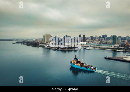 Un cargo navigue dans la baie de San Diego avec un horizon à distance. Banque D'Images