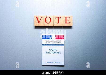 Carte de vote française ou carte electorale avec des blocs de bois et le mot vote sur eux Banque D'Images