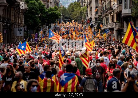 Barcelone, Espagne. 11 septembre 2021. 11 septembre 2021, Barcelone, Catalogne, Espagne: À Barcelone des milliers de mars exigeant l'indépendance de la Catalogne pendant la Journée nationale catalane. Le conflit catalan continue de marquer l'agenda politique tandis que les gouvernements espagnol et catalan tentent d'approcher les positions pour une table de dialogue. Credit: Jordi Boixareu/Alamy Live News Banque D'Images