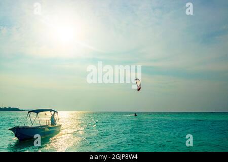 Bateaux et excursion en bateau de l'île Rasdhoo Atoll Maldives à Madivaru Finolhu et Kuramathi avec coucher de soleil et belle eau claire. Banque D'Images