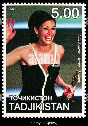 MOSCOU, RUSSIE - 17 AVRIL 2021 : timbre-poste imprimé à Cendrillon montre Julia Roberts, série Tadjikistan, vers 2001 Banque D'Images