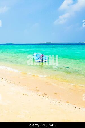 Bateaux et excursion en bateau de l'île Rasdhoo Atoll Maldives à Madivaru Finolhu et Kuramathi dans de belles eaux claires. Banque D'Images