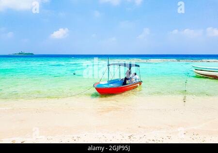 Bateaux et excursion en bateau de l'île Rasdhoo Atoll Maldives à Madivaru Finolhu et Kuramathi dans de belles eaux claires. Banque D'Images