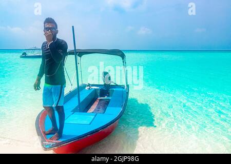 Rasdhoo Atoll Maldives 21. Février 2018 bateau et voyage en bateau de l'île Rasdhoo Atoll Maldives à Madivaru Finolhu et Kuramathi dans beau clair W Banque D'Images