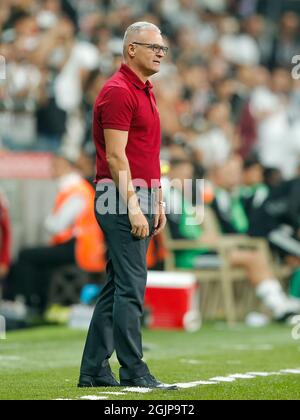 ISTANBOEL, TURQUIE - SEPTEMBRE 11 : entraîneur en chef Irfan Buz de Yeni Malatyaspor pendant le match de la Super League turque entre Besiktas et Yeni Malatyaspor au parc Vodafone du 11 septembre 2021 à Istobel, Turquie (photo par /Orange Pictures) Banque D'Images