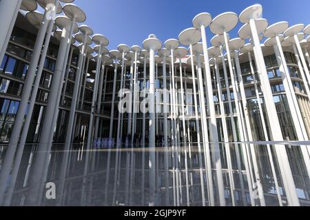 09 septembre 2021, Saxe, Leipzig: Les colonnes du nouveau bâtiment de la Sächsische Aufbaubank se reflètent dans une étendue d'eau. L'institut de développement de l'État libre dispose maintenant d'un deuxième grand emplacement dans la ville de la foire commerciale en plus de son ancien siège à Dresde. Selon SAB, le nouveau bâtiment abritera environ 500 lieux de travail, dont 200 seront occupés au départ. Plus tard, environ 400 employés vont travailler à Leipzig. Le bâtiment élaboré, conçu par une société d'architecture londonienne, coûte environ 165 millions d'euros. A l'origine, 107 millions d'euros plus une prime de risque avaient b Banque D'Images