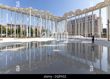 09 septembre 2021, Saxe, Leipzig: Les colonnes du nouveau bâtiment de la Sächsische Aufbaubank se reflètent dans une étendue d'eau. L'institut de développement de l'État libre dispose maintenant d'un deuxième grand emplacement dans la ville de la foire commerciale en plus de son ancien siège à Dresde. Selon SAB, le nouveau bâtiment abritera environ 500 lieux de travail, dont 200 seront occupés au départ. Plus tard, environ 400 employés vont travailler à Leipzig. Le bâtiment élaboré, conçu par une société d'architecture londonienne, coûte environ 165 millions d'euros. A l'origine, 107 millions d'euros plus une prime de risque avaient b Banque D'Images