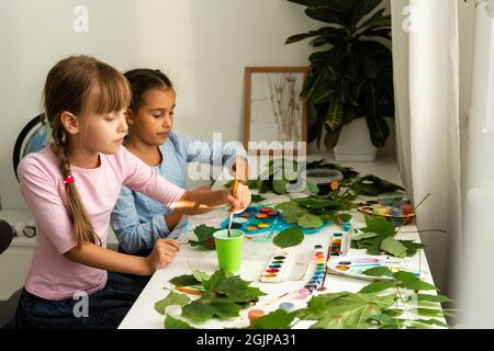 Artisanat d'automne pour les enfants. Renard animal en feuille d'érable. Art et créativité pour les enfants. Artisanat en matériaux naturels. Dessin pour filles avec peintures. Banque D'Images