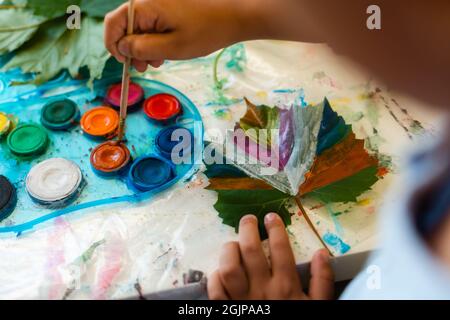 Artisanat d'automne pour les enfants. Renard animal en feuille d'érable. Art et créativité pour les enfants. Artisanat en matériaux naturels. Dessin pour filles avec peintures. Banque D'Images