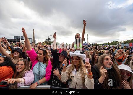 Glasgow, Écosse. 11 septembre 2021 EN PHOTO: La foule devant la scène principale jouant TRNSMT 2021 profiter du soleil du soir et écouter la musique. Les gens de la foule ne portent pas de masques malgré la plus forte augmentation de COVID19 en Écosse depuis le début des records. Crédit : Colin Fisher/Alay Live News. Banque D'Images