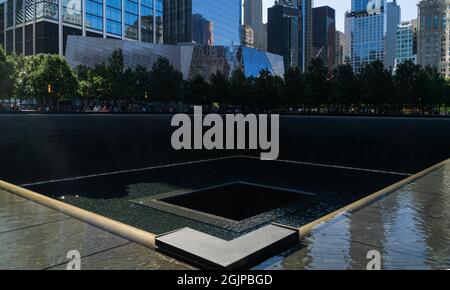 New York, États-Unis. 10 septembre 2021. À la veille du 20e anniversaire des attaques du 11 septembre sur la ville de New York, de nombreux visiteurs visitent la piscine à réflexion où se trouvaient autrefois les tours du World Trace Center. New York City, NY USA 10 septembre 2021 (photo de Steve Sanchez/Sipa USA). Credit: SIPA USA/Alay Live News Banque D'Images