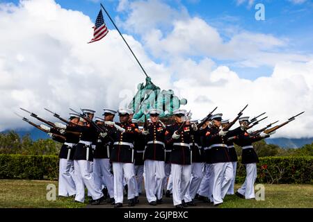 Kaneohe Bay, États-Unis. 10 septembre 2021. Marines des États-Unis avec le peloton d'exercices silencieux, devant le mémorial Iwo Jima en souvenir du 20e anniversaire des attaques terroristes de 9/11 à la base du corps des Marines à Hawaï le 10 septembre 2021 à Kaneohe Bay, Hawaï. L'événement commémore les près de 3,000 personnes tuées par des terroristes le 11 septembre 2001. Crédit : Lcpl. Brandon Attman/États-Unis Marines/Alamy Live News Banque D'Images