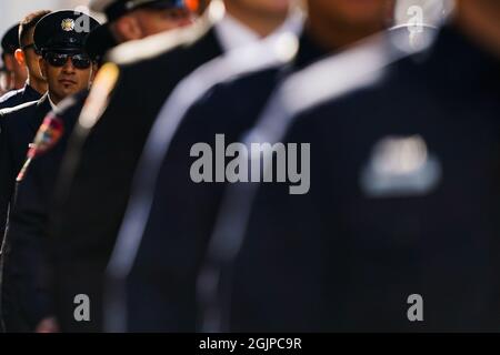 New York, États-Unis. 11 septembre 2021. Les membres du Service des incendies de New York (NYFD) défilent devant One World Trade Center à l'occasion du 20e anniversaire des attentats terroristes du 11 septembre à New York, aux États-Unis. Crédit : Chase Sutton/Alay Live News Banque D'Images