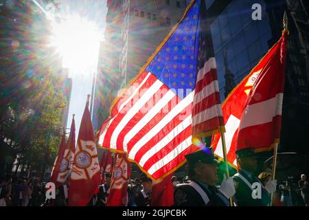 New York, États-Unis. 11 septembre 2021. Les membres du Service des incendies de New York (NYFD) défilent devant One World Trade Center à l'occasion du 20e anniversaire des attentats terroristes du 11 septembre à New York, aux États-Unis. Crédit : Chase Sutton/Alay Live News Banque D'Images