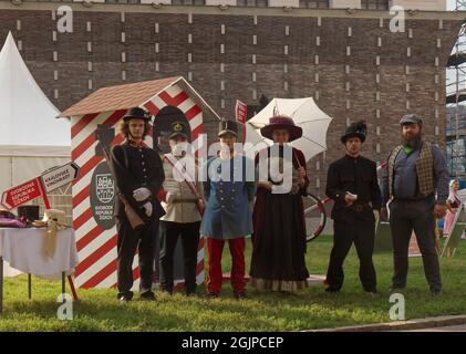 Prague - Žižkov, 11 septembre : les fans de la République libre de Žižkov, les fans d'histoire en costumes d'époque posent au Festival du vin le 11 septembre 2021 Banque D'Images