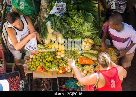 Salvador, Bahia, Brésil - 17 octobre 2015 : foire libre de Camacari dans l'État de Bahia. Diversité de la nourriture et des boissons. Banque D'Images