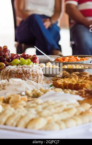 Salvador, Bahia, Brésil - 28 octobre 2015 : assortiment d'aliments sucrés et salés sur une table pour les invités de la fête. Banque D'Images