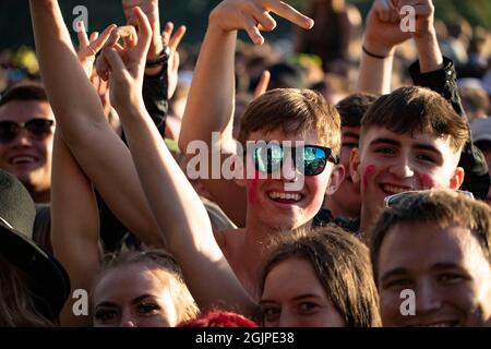 Glasgow, Écosse. 11 septembre 2021 EN PHOTO: La foule devant la scène principale jouant TRNSMT 2021 profiter du soleil du soir et écouter la musique. Les gens de la foule ne portent pas de masques malgré la plus forte augmentation de COVID19 en Écosse depuis le début des records. Crédit : Colin Fisher/Alay Live News. Banque D'Images