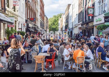 Londres, Royaume-Uni. 11 septembre 2021. Cafés et restaurants animés dans Frith Street, Soho. Plusieurs rues du centre de Londres ont été fermées à la circulation à certaines heures de la journée et le week-end pour permettre à al fresco, les places dans les cafés, les bars et les restaurants pendant la pandémie du coronavirus. Credit: Vuk Valcic / Alamy Live News Banque D'Images