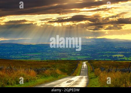 Rayons crépusculaires au-dessus de l'Eden Valley. Parc national de Yorkshire Dales, Angleterre, Royaume-Uni. Banque D'Images