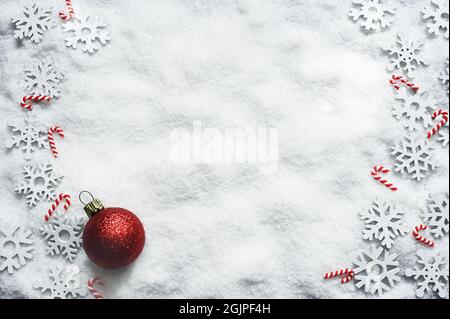 Décorations de Noël sur fond blanc.Concept de vacances. Banque D'Images