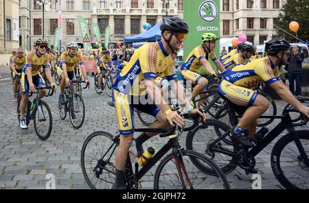 Prag, République tchèque. 11 septembre 2021. Les cavaliers du « European Peace Ride » de Chemnitz à Prague arrivent dans la capitale tchèque. L'action cycliste est de promouvoir Chemnitz en tant que capitale européenne de la culture 2025. (À dpa 'Bienvenue à Prague: Le vélo fait la promotion de Chemnitz comme capitale de la culture 2025') crédit: Michael Heitmann/dpa/Alay Live News Banque D'Images