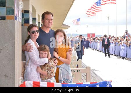 Michael Shannon et sa famille assistent à un photocall en son honneur lors du 47e Festival du film américain de Deauville à Deauville, France, le 11 septembre 2021. Photo de Julien Reynaud/APS-Medias/ABACAPRESS.COM Banque D'Images