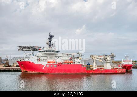 Seven Kestrel, vu dans le port d'Aberdeen, est un bateau de soutien à la plongée optimisé pour les travaux en mer du Nord. Banque D'Images