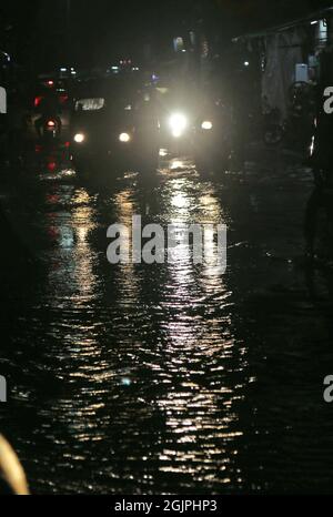 Beawar, Rajasthan, Inde, 11 septembre 2021 : des véhicules se sont enroulés sur des routes à bord d'eau lors de fortes pluies à Beawar. Crédit : Sumit Saraswat/Alay Live News Banque D'Images