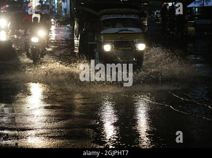 Beawar, Rajasthan, Inde, 11 septembre 2021 : des véhicules se sont enroulés sur des routes à bord d'eau lors de fortes pluies à Beawar. Crédit : Sumit Saraswat/Alay Live News Banque D'Images