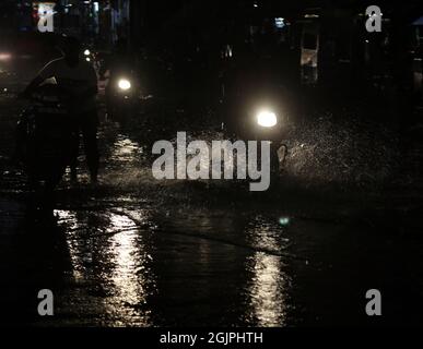 Beawar, Rajasthan, Inde, 11 septembre 2021 : des véhicules se sont enroulés sur des routes à bord d'eau lors de fortes pluies à Beawar. Crédit : Sumit Saraswat/Alay Live News Banque D'Images