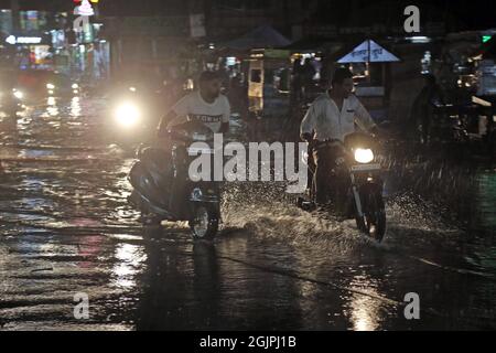 Beawar, Rajasthan, Inde, 11 septembre 2021 : les navetteurs se sont enroulés sur une route à eau durant de fortes pluies à Beawar. Crédit : Sumit Saraswat/Alay Live News Banque D'Images