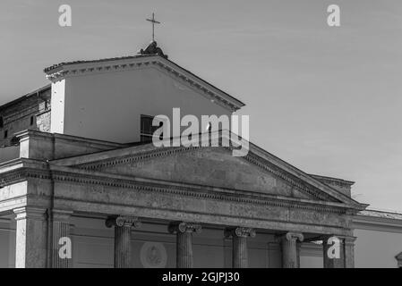 La cathédrale Saint-Pierre l'Apôtre est le bâtiment catholique le plus important de la ville d'Isernia, église mère du diocèse d'Isernia-Venafro Banque D'Images