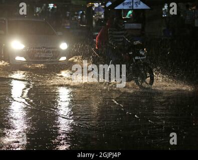 Beawar, Rajasthan, Inde, 11 septembre 2021 : les navetteurs se sont enroulés sur une route à eau durant de fortes pluies à Beawar. Crédit : Sumit Saraswat/Alay Live News Banque D'Images