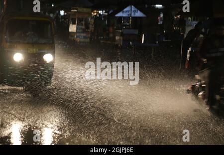 Beawar, Rajasthan, Inde, 11 septembre 2021 : des véhicules se sont enroulés sur des routes à bord d'eau lors de fortes pluies à Beawar. Crédit : Sumit Saraswat/Alay Live News Banque D'Images