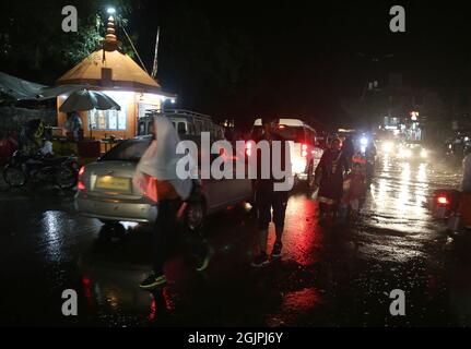 Beawar, Rajasthan, Inde, 11 septembre 2021 : les navetteurs se sont enroulés sur une route à eau durant de fortes pluies à Beawar. Crédit : Sumit Saraswat/Alay Live News Banque D'Images
