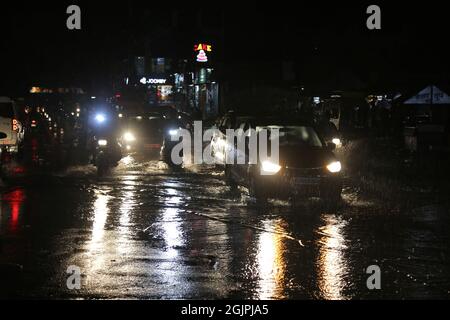 Beawar, Rajasthan, Inde, 11 septembre 2021 : des véhicules se sont enroulés sur des routes à bord d'eau lors de fortes pluies à Beawar. Crédit : Sumit Saraswat/Alay Live News Banque D'Images