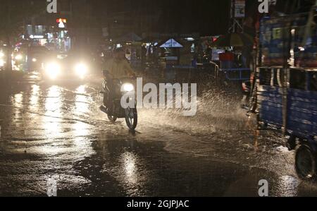 Beawar, Rajasthan, Inde, 11 septembre 2021 : des véhicules se sont enroulés sur des routes à bord d'eau lors de fortes pluies à Beawar. Crédit : Sumit Saraswat/Alay Live News Banque D'Images