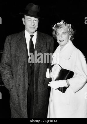 Gary Cooper et son épouse, Veronica Balfe, assistent à la première du film « The Hanging Tree » au Roxy Theatre de New York, vers 1959 / référence du dossier # 34145-462THA Banque D'Images