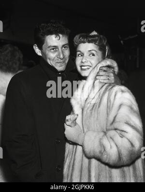 Debbie Reynolds, Eddie Fisher, à la première de leur film, 'Bundle of Joy' à Hollywood, 1956 / référence du dossier # 34145-473THA Banque D'Images