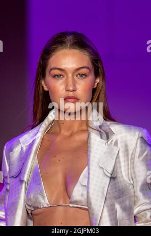 New York, États-Unis. 10 septembre 2021. Le modèle Gigi Hadid marche sur la piste du spectacle de mode de Brandon Maxwell pendant la NYFW (New York Fashion week) à Brooklyn, New York City. Crédit : SOPA Images Limited/Alamy Live News Banque D'Images