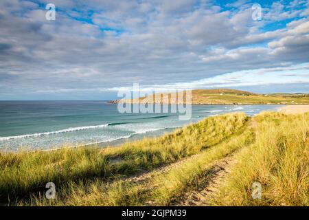 Vue sur la baie de Torrisdale, sur la côte nord de l'Écosse près de la NC500, depuis une colline sur une belle après-midi ensoleillée. Banque D'Images